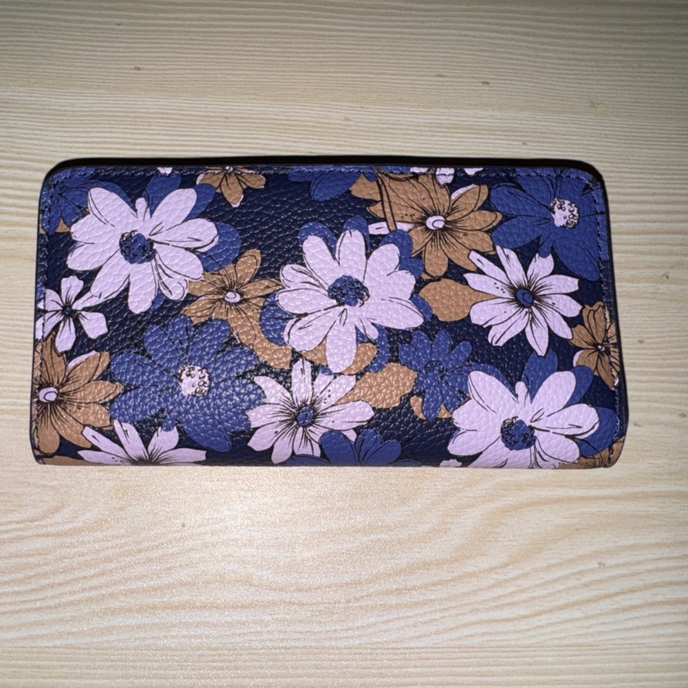 Vera Bradley Essential Faux Leather Wallet NWOT